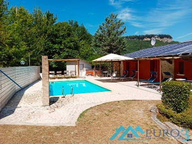 Foto Rustico in FRAZIONE CASTEL TROSINO N. 9, Ascoli Piceno di 300 m²