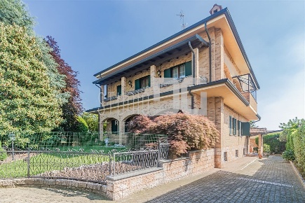 Foto Villa bifamiliare in Via Zara, Limbiate Centro di 570 m² con 7 locali