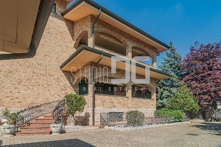Foto Villa bifamiliare in Via Zara, Limbiate Centro di 320 m² con 3 locali