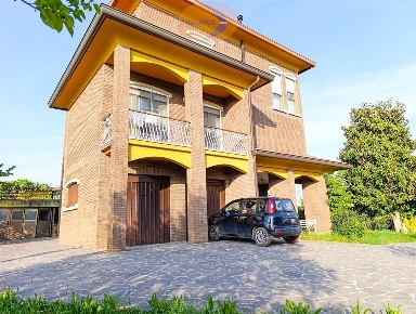Foto Appartamento in Via Dante Alighieri, Casatenovo di 140 m² con 5 locali