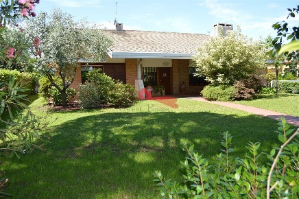 Foto Villa unifamiliare a Campoformido Basaldella di 550 m² con 20 locali