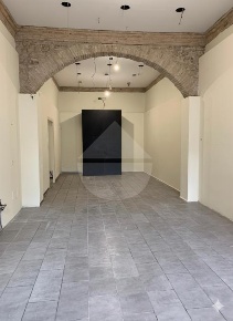 Foto Negozio in Corso Giuseppe Garibaldi, Spoleto Centro Storico di 100 m²