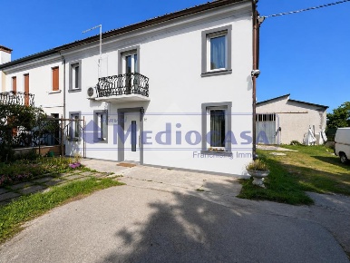 Foto Villa bifamiliare in Viale Porta Adige, Rovigo di 622 m² con 9 locali