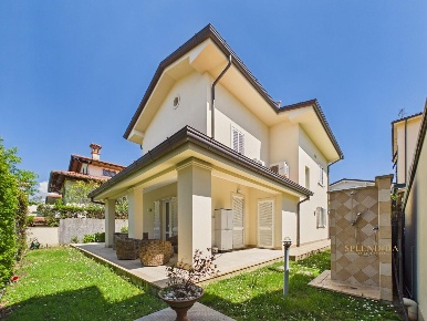 Foto Villa unifamiliare a Forte dei Marmi Centro di 180 m² con 7 locali