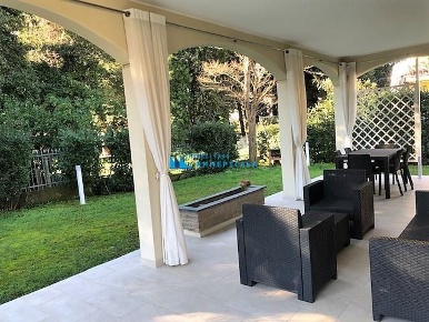 Foto Villa unifamiliare a Massa Marina di Massa Centro di 250 m² in vendita