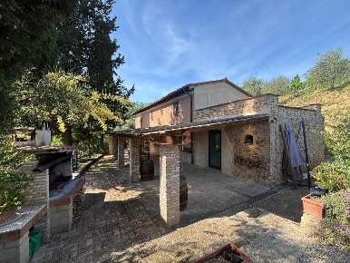 Foto Villa unifamiliare a Palaia Centro di 200 m² con 8 locali in vendita
