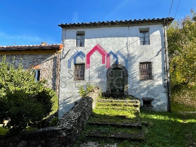 Foto Case semi ndipendenti a Borgo a Mozzano di 95 m² con 7 locali