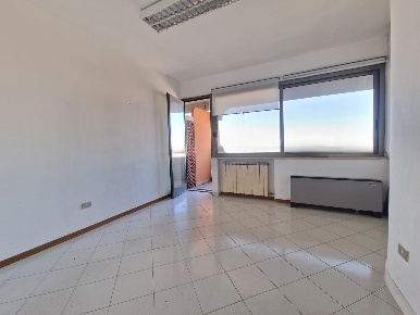 Foto Ufficio a Carrara Marina di Carrara di 50 m² con 3 locali in affitto