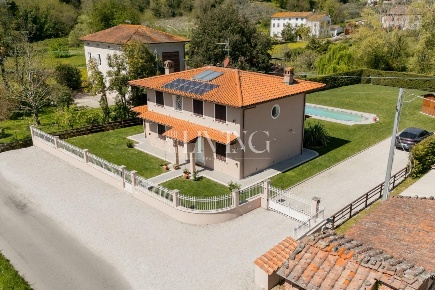 Foto Villa unifamiliare a Capannori di 220 m² con 9 locali in vendita