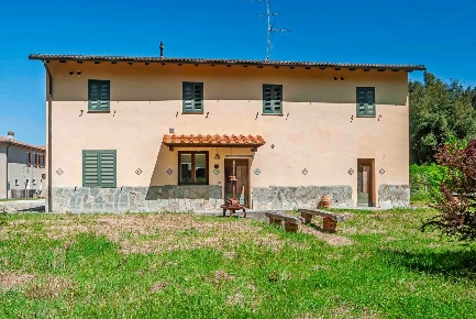 Foto Casa indipendente a San Miniato di 205 m² con 9 locali in vendita