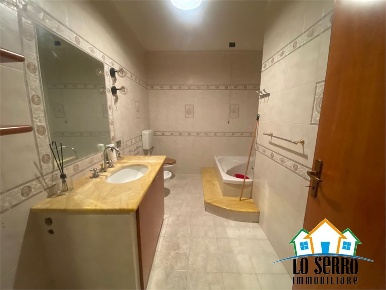 Foto Villa unifamiliare a Alcamo Centro di 250 m² con 10 locali in vendita