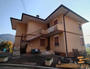 Foto Appartamento in Via Pianeta, Trissino Centro di 3486 m² con 6 locali