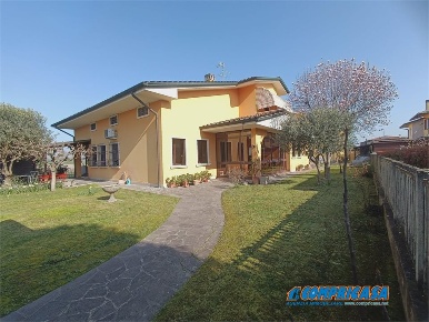 Foto Villa unifamiliare a Montagnana Centro di 300 m² con 9 locali
