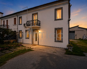 Foto Villa bifamiliare in Viale Porta Adige RO, Rovigo di 200 m² in vendita