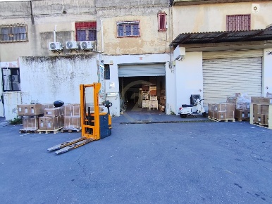 Foto Magazzino a Gravina di Catania Centro di 911 m² in affitto