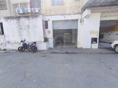 Foto Magazzino a Gravina di Catania Centro di 911 m² in affitto