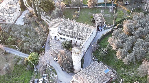 Foto Villa unifamiliare in VOC. TREGGIO  6, Foligno di 300 m² con 5 locali
