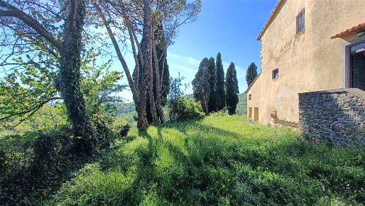 Foto Rustico a Scarperia e San Piero di 330 m² con 9 locali in vendita