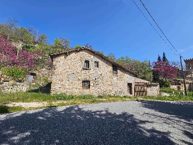 Foto Rustico a Serrapetrona Centro di 344 m² con 7 locali in vendita
