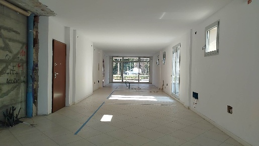 Foto Negozio a Mirandola Centro di 317 m² con 3 locali in vendita