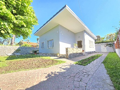 Foto Casa indipendente a Forte dei Marmi Centro di 75 m² con 5 locali