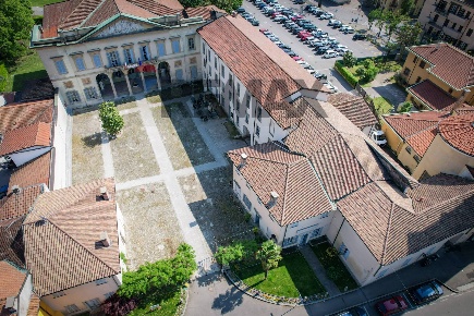 Foto Locale commerciale a Vanzago Centro di 400 m² con 8 locali in vendita