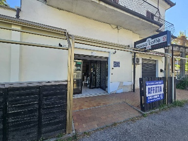Foto Locale commerciale in Via Francesco Baracca 77, Viterbo di 75 m²