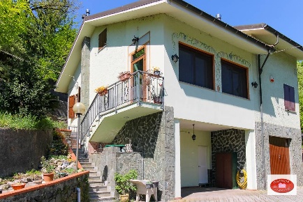 Foto Villa unifamiliare in Via G.B.Parodi 26, Stella di 110 m² con 4 locali