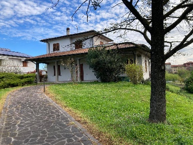 Foto Villa unifamiliare in via di vittorio 55, Mantova di 435 m² in vendita