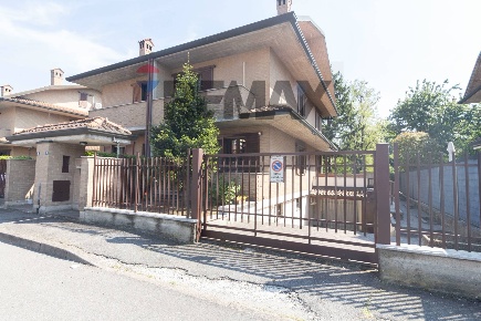 Foto Villa unifamiliare in Via Monsignor Castelli 17, Desio di 201 m²