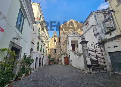 Foto Appartamento in Via Larghetto san Pietro a Corte 7, Salerno di 230 m²