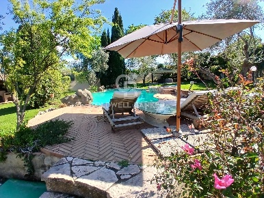 Foto Villa unifamiliare in strada Cassia sud, Viterbo di 494 m² in vendita