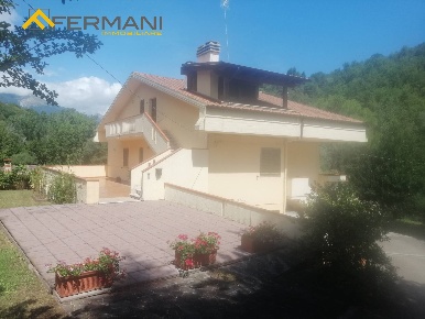 Foto Villa unifamiliare a Teramo di 400 m² con 10 locali in vendita