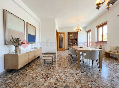 Foto Appartamento in Via VICOLO TERRA' 3/A, Verona Veronetta di 120 m²