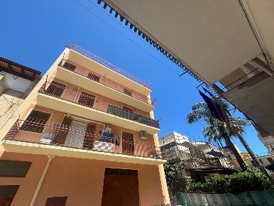 Foto Appartamento in Via C. Cassola 2, Bagheria Centro di 136 m² in vendita