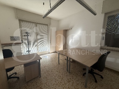 Foto Ufficio in Corso xxv aprile 15, Erba Centro di 75 m² con 3 locali