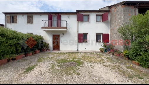 Foto Casa indipendente a Pressana di 105 m² con 5 locali in vendita