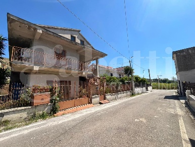 Foto Casa indipendente in Vittorio Bachelet, Pignataro Maggiore di 192 m²