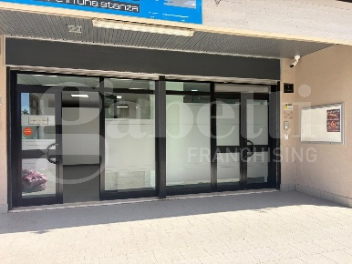 Foto Negozio in Via Sabotino 7, Aprilia Centro di 87 m² in affitto
