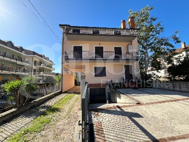 Foto Casa indipendente in Via Matese 10, Piedimonte Matese di 256 m²