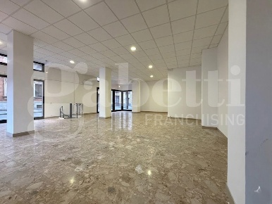 Foto Negozio in Via Rovigo - Piazza Repubblica 2, Rovigo Centro Storico