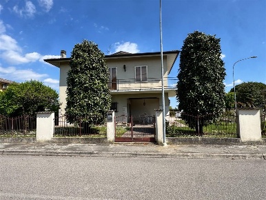 Foto Villa unifamiliare in via Gobetti, Bagnolo San Vito Centro di 300 m²