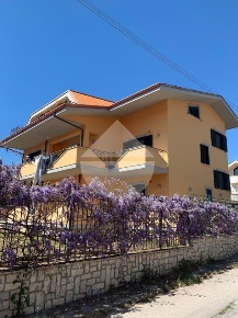 Foto Villa unifamiliare in VIA UMBERTO PASQUINI, Minturno Centro di 425 m²