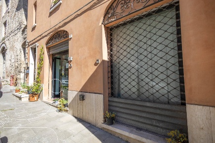 Foto Negozio in Via Matteotti 77, Todi Centro di 55 m² con 2 locali