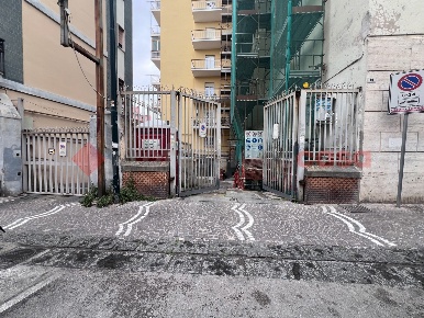 Foto Box in Via Carlo e Luigi Giordano 21, Portici di 18 m² con 1 locali