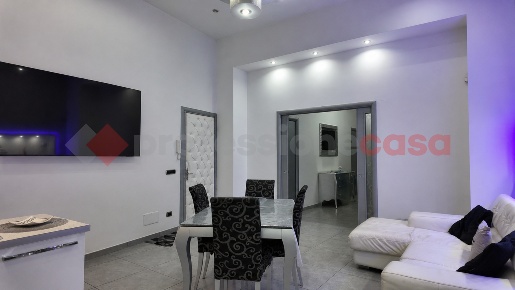 Foto Appartamento in Via Carlo e Luigi Giordano 54, Portici di 84 m²
