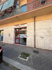 Foto Negozio in Via Dei Lauri 198, Aprilia Centro di 39 m² con 2 locali