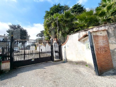 Foto Appartamento in Via SALITA SCUDILLO 20, Napoli di 160 m² con 5 locali