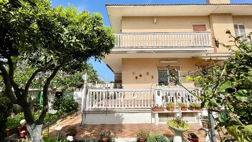 Foto Villa unifamiliare a Pomezia di 180 m² con 4 locali in vendita