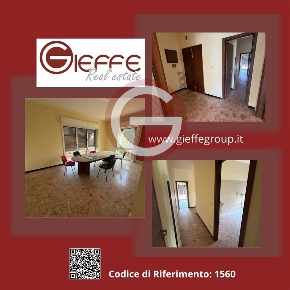 Foto Locale commerciale a Taurianova Centro con 5 locali in affitto